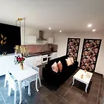 Cocon Romantique Avec Jacuzzi Exterieur 펜션 *