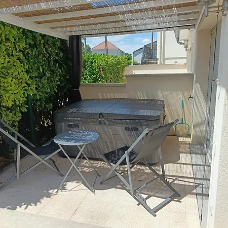 Semesterbostad Cocon Romantique Avec Jacuzzi Exterieur Rosières-près-Troyes